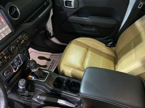 Used 2019 Jeep Wrangler Unlimited Sahara image 14