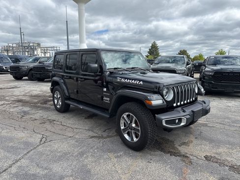 Used 2019 Jeep Wrangler Unlimited Sahara AWD/4WD image 4