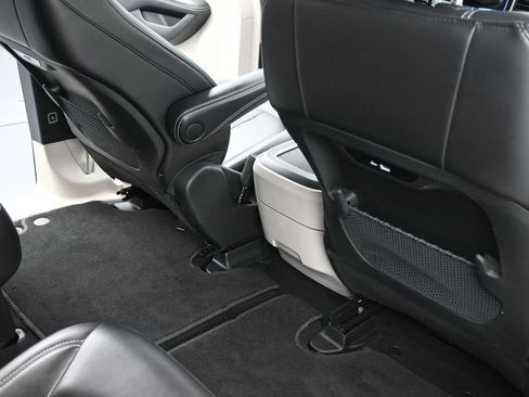 Used 2024 Chrysler Pacifica Touring-L FWD image 10