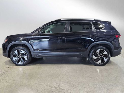 Used 2025 Volkswagen Taos SE w/ Panoramic Sunroof Package AWD/4WD image 4