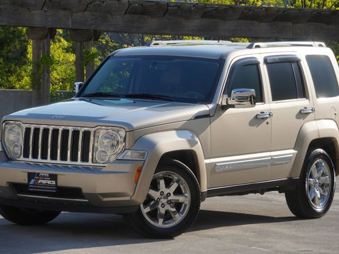 Used 2010 Jeep Liberty Limited w/ Tire & Wheel Group AWD/4WD image 6