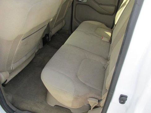 Used 2011 Nissan Frontier SV AWD/4WD image 8