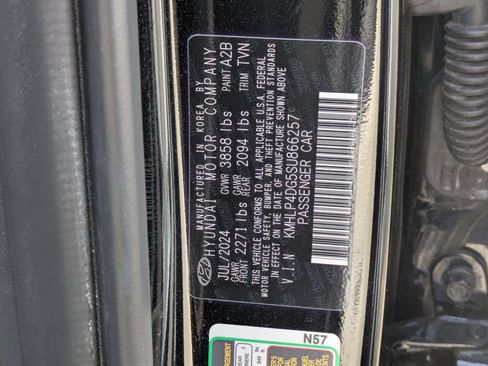 Certified 2025 Hyundai Elantra Limited FWD image 34