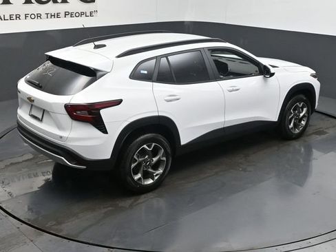 Used 2025 Chevrolet Trax LT w/ LT Convenience Package image 18