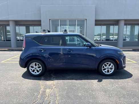 Used 2025 Kia Soul LX w/ LX Technology Package FWD image 4