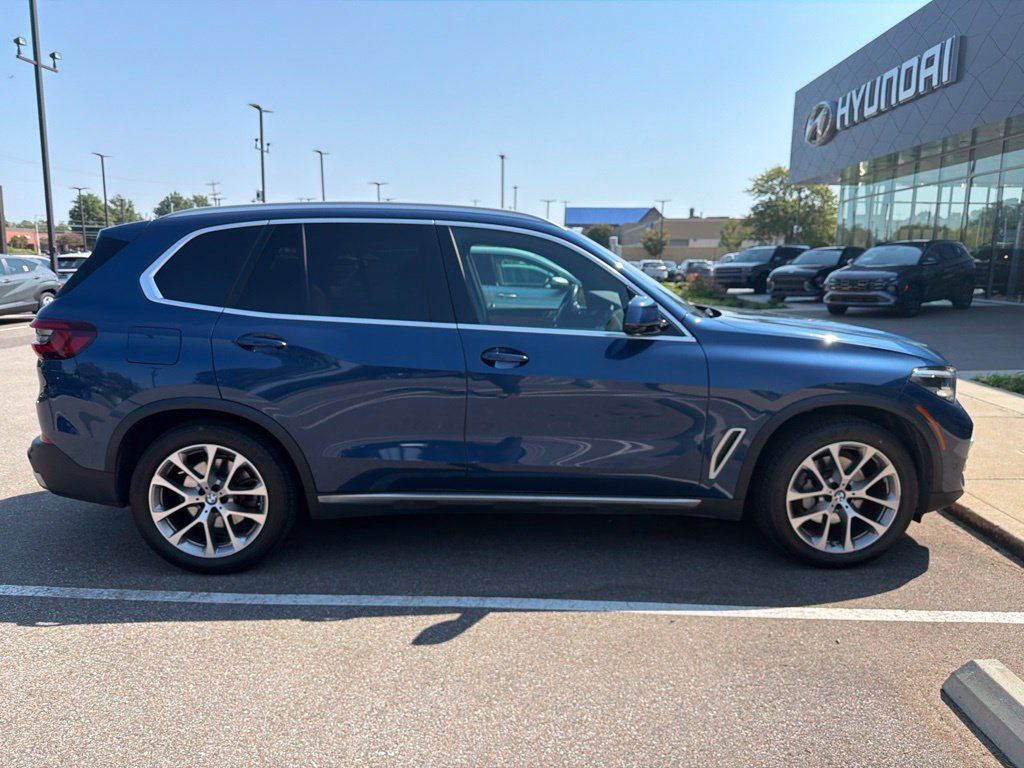Used 2022 BMW X5 sDrive40i w/ Premium Package RWD image 3