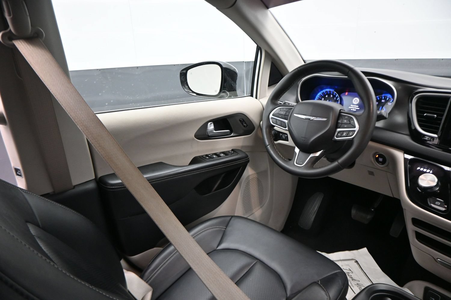 Used 2024 Chrysler Pacifica Touring-L FWD image 13