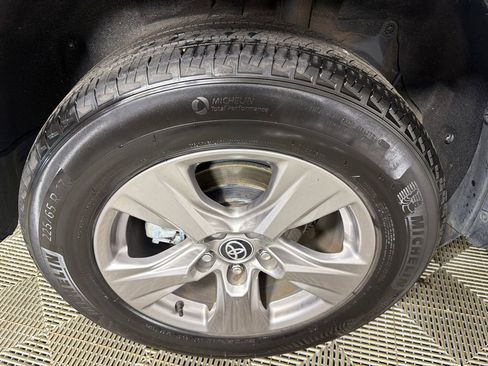 Used 2022 Toyota RAV4 XLE AWD/4WD image 17