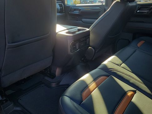 Used 2024 GMC Sierra 1500 AT4 w/ Technology Package image 8