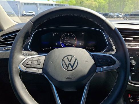 Certified 2023 Volkswagen Tiguan SE w/ Panoramic Sunroof Package AWD/4WD image 19