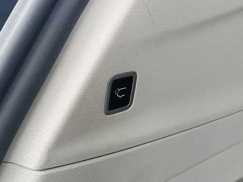 Used 2023 Chrysler Pacifica Touring-L FWD image 8
