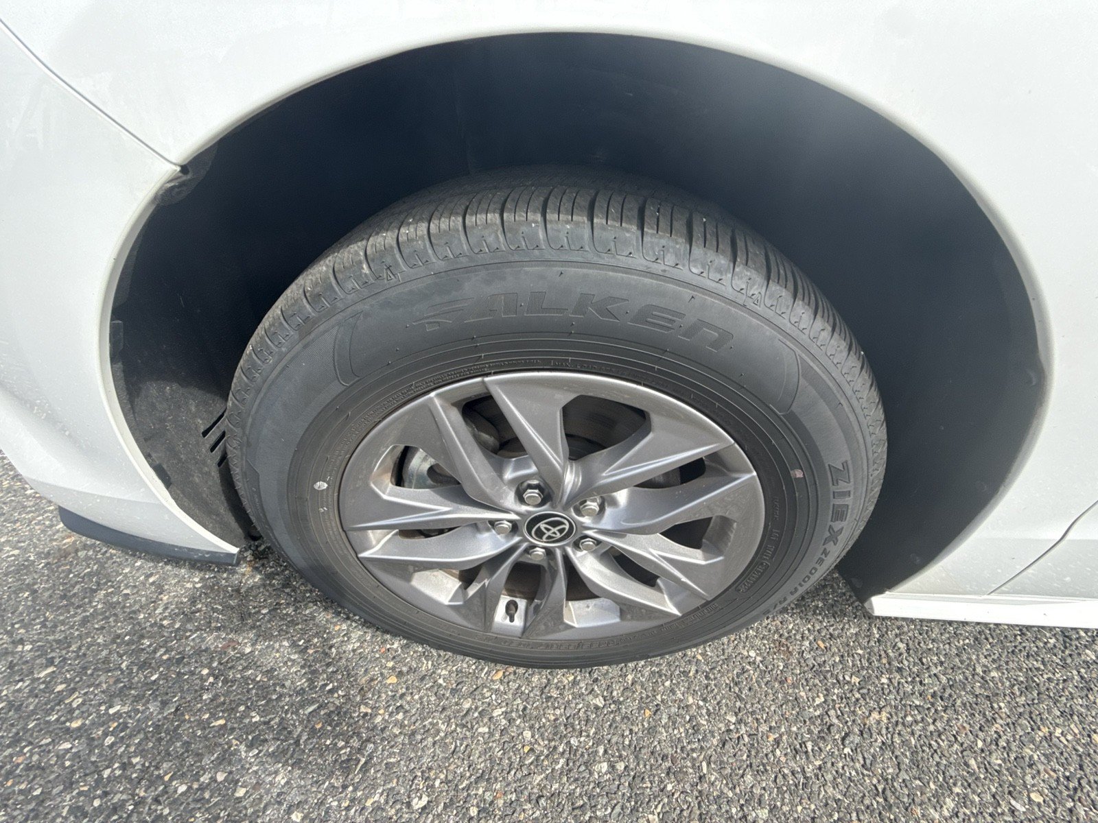 Used 2025 Toyota Sienna LE FWD image 29