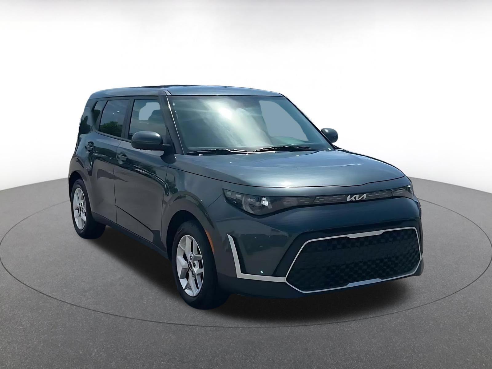 Used 2025 Kia Soul LX w/ LX Technology Package FWD image 3