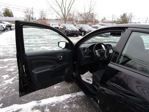 Used 2019 Nissan Versa SV image 11
