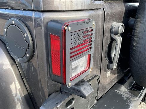 Used 2016 Jeep Wrangler Unlimited Rubicon image 30