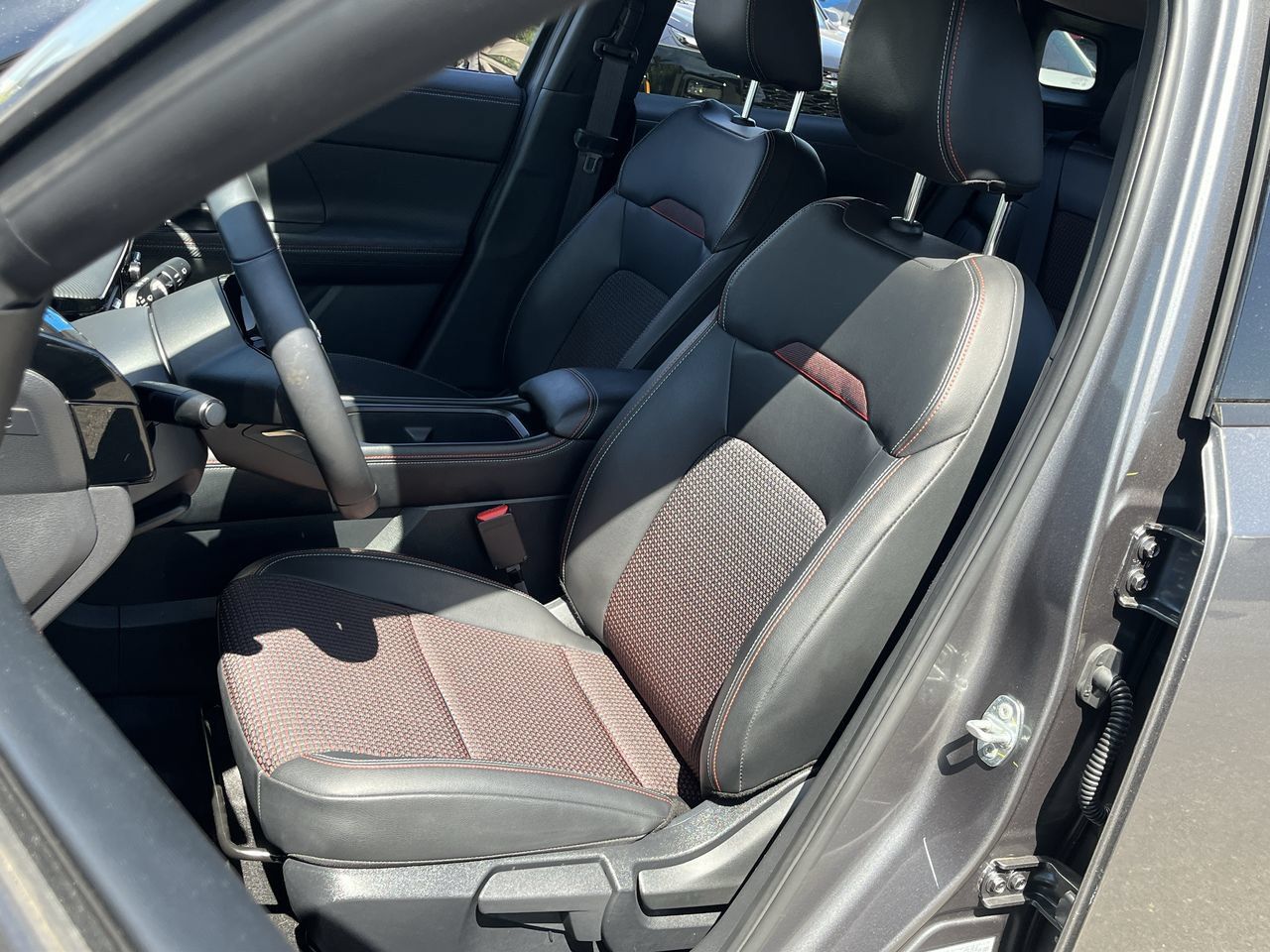 Used 2025 Nissan Kicks SR FWD image 17