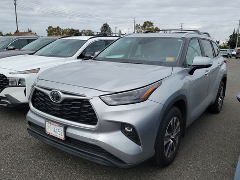 Used 2023 Toyota Highlander XLE FWD image 1