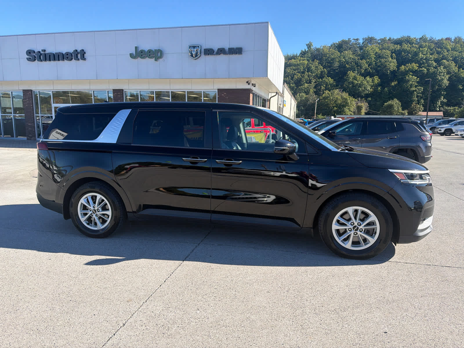Used 2024 Kia Carnival LX FWD image 5