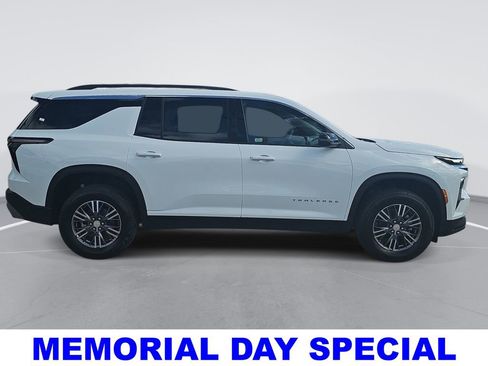 New 2026 Chevrolet Traverse LT w/ Sun and Wheel Package FWD image 2