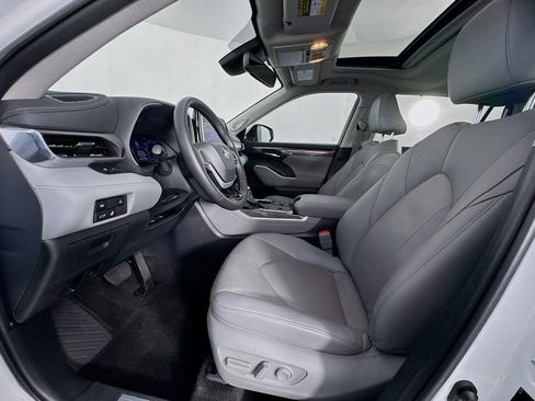 Used 2024 Toyota Highlander Limited image 15