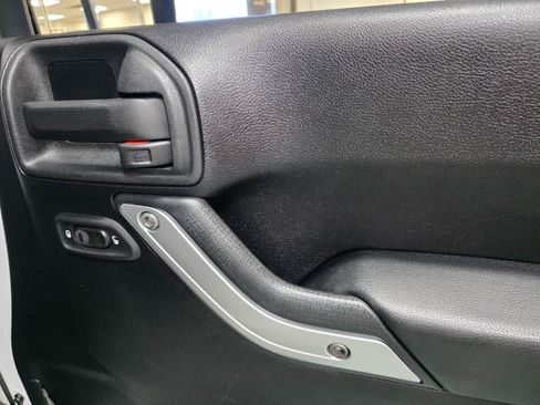 Used 2013 Jeep Wrangler Unlimited Sahara w/ Dual Top Group AWD/4WD image 25