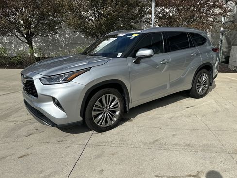 Used 2021 Toyota Highlander Platinum image 3