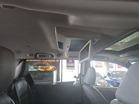 Used 2017 Toyota Sienna XLE image 18