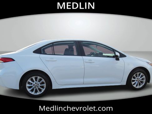 Used 2022 Toyota Corolla LE w/ LE Convenience Package image 7