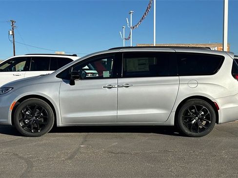 New 2026 Chrysler Pacifica Select w/ S Appearance Package image 6