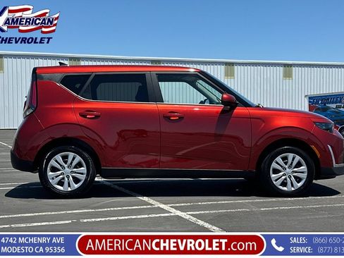 Used 2025 Kia Soul LX FWD image 3