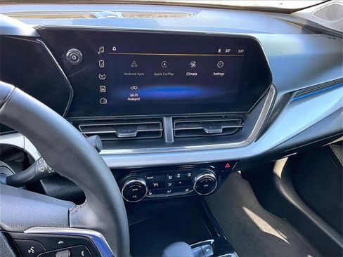 Used 2025 Chevrolet Trax LT w/ LT Convenience Package image 18