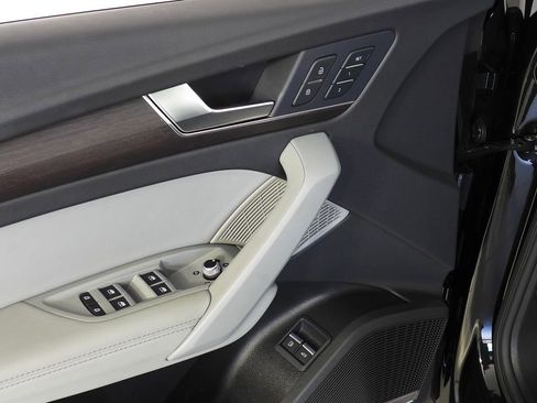 Used 2024 Audi Q5 e Premium Plus w/ Premium Plus Package image 12