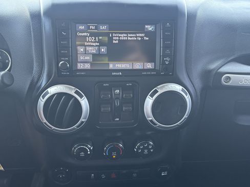 Used 2014 Jeep Wrangler Unlimited Sahara w/ Connectivity Group AWD/4WD image 10