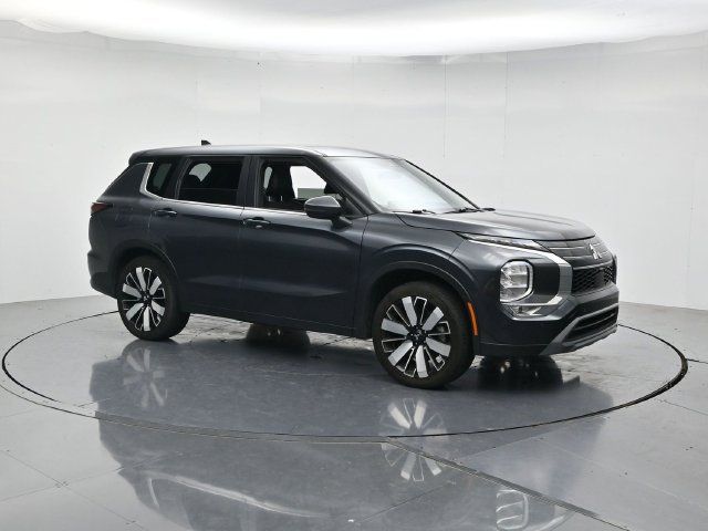 Used 2025 Mitsubishi Outlander SE FWD image 3