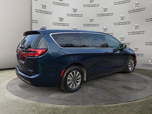 Used 2024 Chrysler Pacifica Select image 5