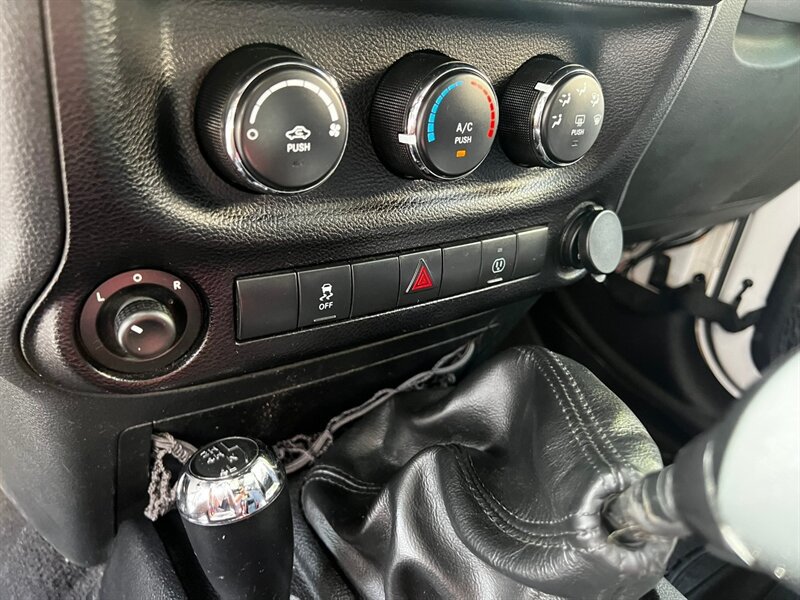 Used 2013 Jeep Wrangler Unlimited Rubicon w/ Connectivity Group AWD/4WD image 32