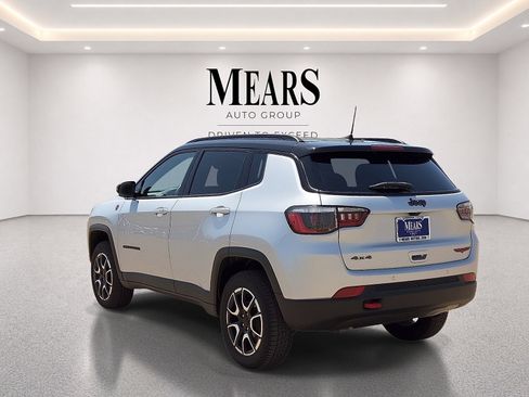 Used 2024 Jeep Compass Trailhawk AWD/4WD image 3