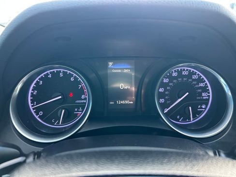 Used 2018 Toyota Camry L image 11