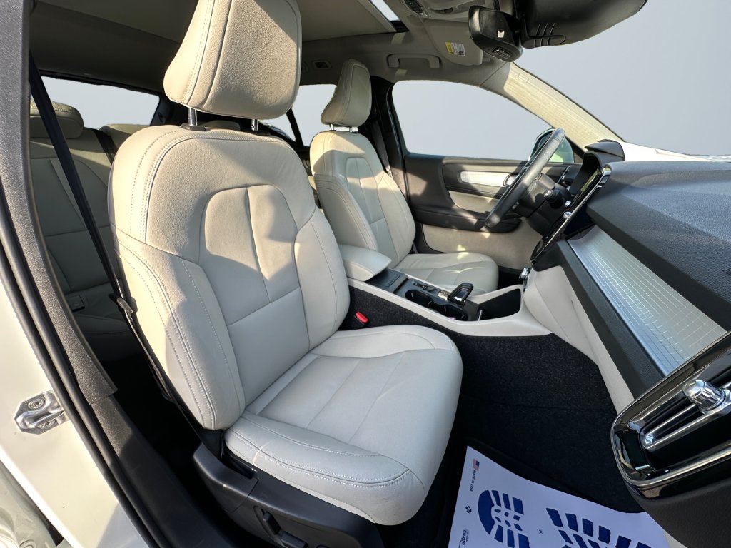 Used 2021 Volvo XC40 T5 Momentum w/ Premium Package AWD/4WD image 15