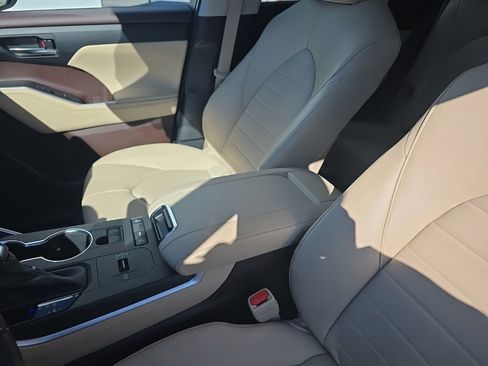 Used 2022 Toyota Highlander XLE image 21