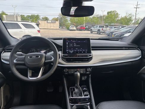 Used 2025 Jeep Compass Limited image 32