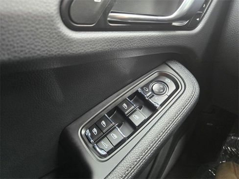 Used 2024 Porsche Macan Base image 31