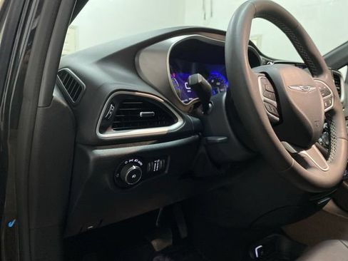 Used 2025 Chrysler Pacifica Select FWD image 32