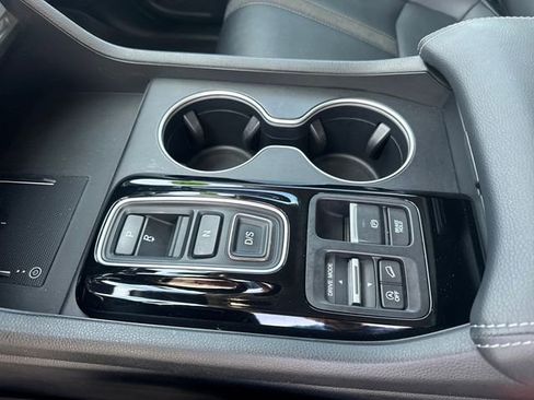 Used 2024 Honda Pilot Touring image 15