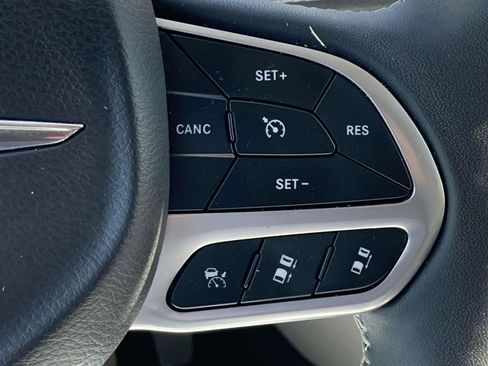 Certified 2023 Chrysler Pacifica Touring-L image 6