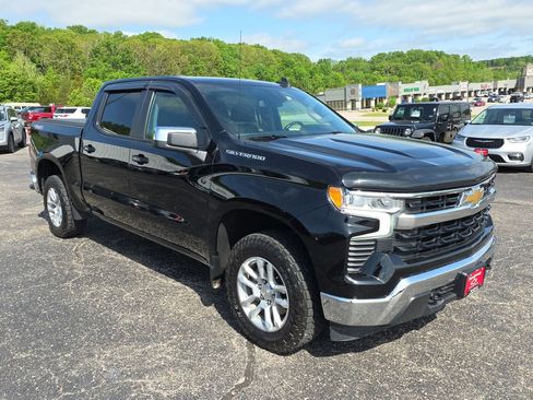 Used 2022 Chevrolet Silverado 1500 LT AWD/4WD image 2