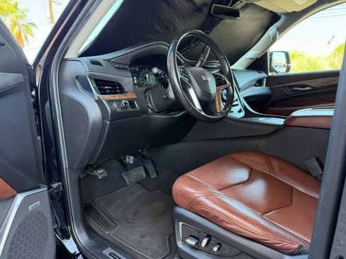 Used 2019 Cadillac Escalade ESV Luxury RWD image 40