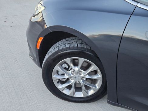 Used 2021 Chrysler Pacifica Touring-L w/ Premium & Safety Sphere Group image 42