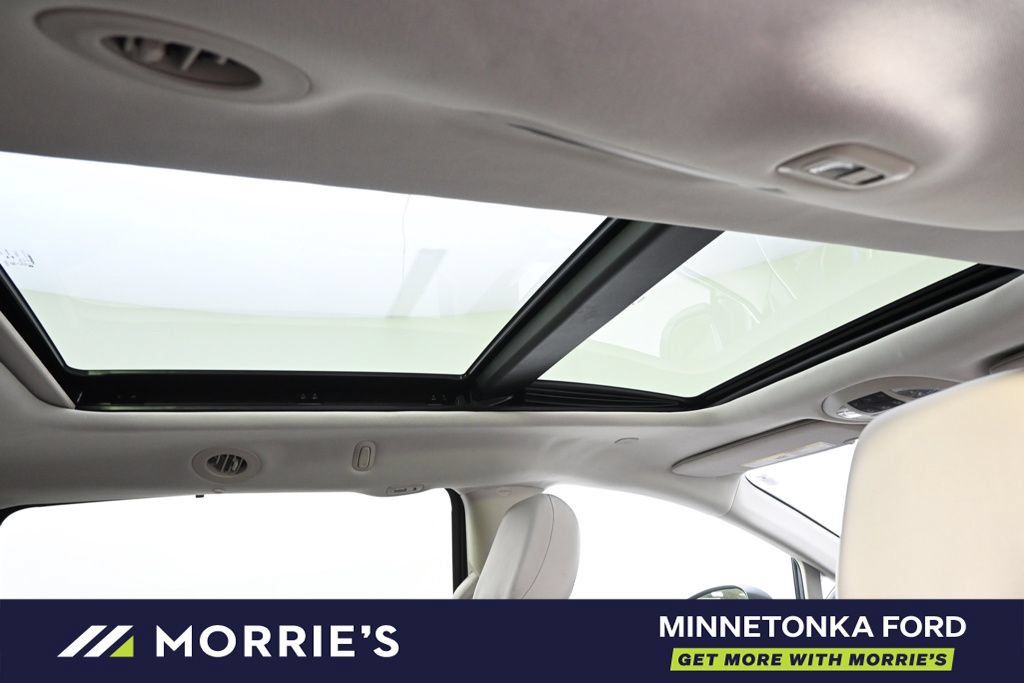 Used 2017 Chrysler Pacifica Limited FWD image 16