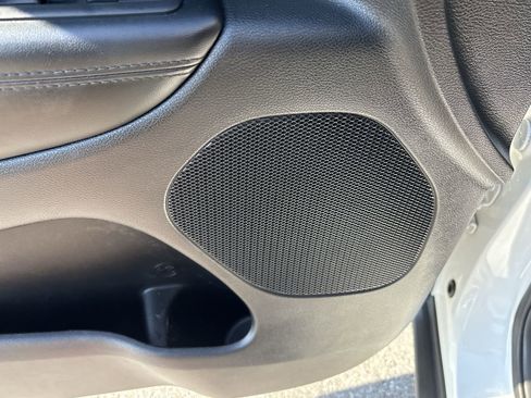 Used 2019 Jeep Grand Cherokee Laredo image 28